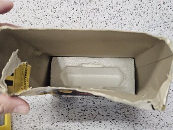 TRICKY TRAPS - TOMY - HANDHELD ELECTRO-MECHANICAL GAME - 10