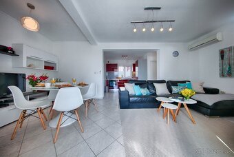 Predaj, novozrekonštruovaný dom s 3 bytmi, Vis, 100 m od mor - 10