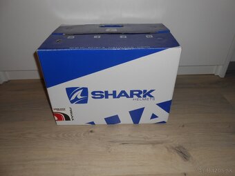 Predam krasnu novu karbonovu moto prilbu znacky SHARK SPARTA - 10