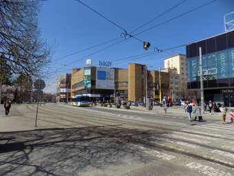 Na prenájom obchodný priestor 640m2, znížené prízemie, OD DA - 10