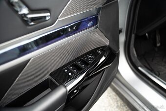 BMW M760e xDrive A/T Na prenájom - 10