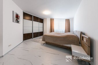 Dizajnový 3 izbový byt na predaj s garážovým státím - centru - 10