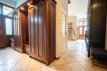 6 izbový rodinný dom 300 m2 so záhradou 1350 m2 Bernolákovo - 10
