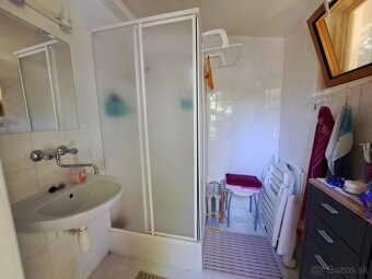 Predáme krásnu chatu s úžasným pozemkom 889m2 v Jelenci - 10
