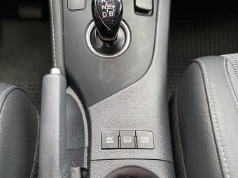 Toyota Auris 1.8i HYBRID, rok 12/2018, naj.92xxx km - 10