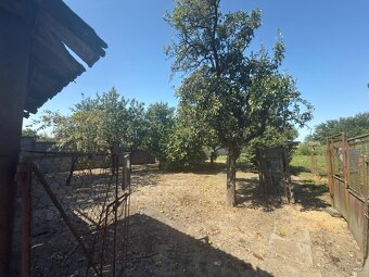 Rodinný dom v pokojnej časti Tešedíkova s veľkým pozemkom - 10