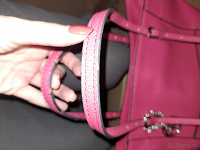 Guess kabelka, farba magenta/ružová - 10