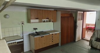 Priestranný dvojpodlažný rodinný dom v Pribeníku - 10