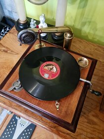 Historicky gramofon na kluku 1920 - 1930 - 10
