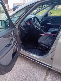 Predám opel Zafira Tourer 2,0 diesel 121kw automat r.v.2012 - 10