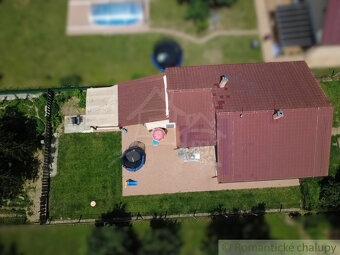 Pekný 3-izbový rodinný dom s veľkým pozemkom a garážou - 10