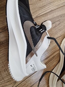 Damske bezecke tenisky Nike, UK 6,5, EUR 40,5 - 10