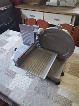 PREDAM RÔZNE PROFESIONÁLNE GASTRO NAREZOVE STROJE-KRAJAČE - 10