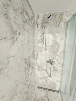 Trojizbový apartmán s morským panoramatickým výhľadom - 10