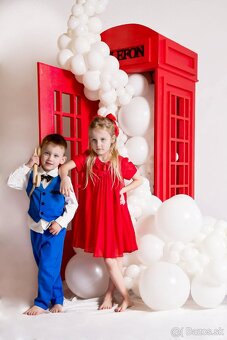 Drevené rekvizity, paravany a pódia.
 - 10