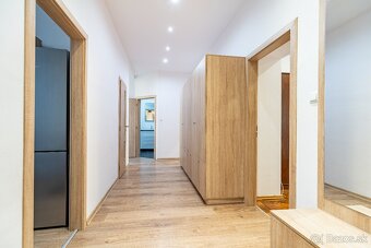 Priestranný 2-izbový byt po kompletnej rekonštrukcii v centr - 10