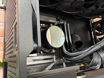 Ryzen 7 9800X3D\32GB\RX 9700XT\SSD\850W Zdroj - 10