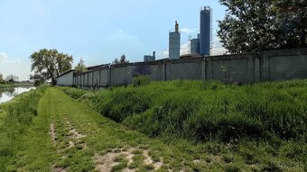 Pozemok 26 782 m2 s halou a obslužnou budovou - 10