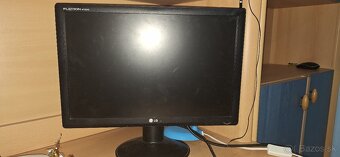 Predám ps4 slim 1tb - 10