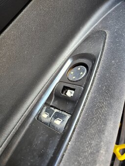 Citroën C4 1.4i, 65 kW – hatchback s klímou a tempomatom - 10