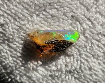 Priehľadný medový drahý opál s veľmi výraznou farbohrou - 10