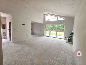 PRED DOKONČENÍM: PRIESTRANNÝ RODINNÝ DOM S ÚP 140 m2, POZEMO - 10