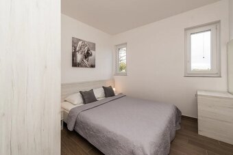3-izbový zariadený apartmán v 1.rade od mora / Chorvátsko - 10