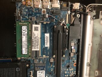 Predam laptop ho mechanicky poškodený za 15e - 10