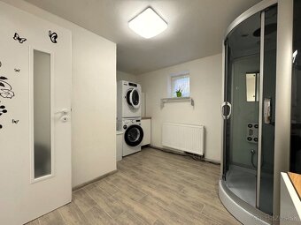 Veľký RD s bazénom v obci Petrova Ves - 2 samostatné bývania - 10