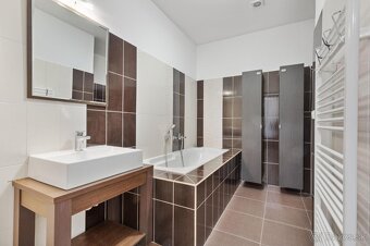 KOMPLETNE ZARIADENÝ 2-IZB. BYT, PARK.MIESTO, ROVINKA - KVETN - 10