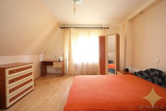 Harmonický rodinný dom s vkusne upraveným pozemkom, jazierko - 10