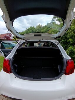 TOYOTA YARIS - 10
