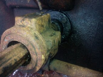 Predám kabínu na Zetor 25. Mam aj iné náhradné diely prevodo - 10