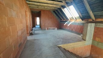 Rozostavaný rodinný dom 293 m2 s veľkým pozemkom a výhľadom - 10