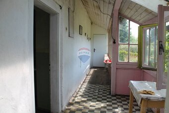 Starší dom na rekonštrukciu s veľkým pozemkom v Banskej Štia - 10