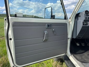Toyota Land Cruiser 70 3.0 TDI - 10
