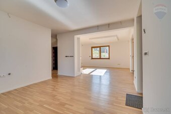 6-izbový rodinný dom s dvojgarážou v Malinove - 10