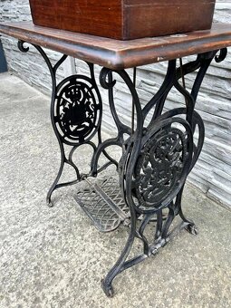 Starožitný šijací stroj Singer - 10