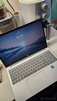 Zachovalý 15 palcový HP notebook - 10