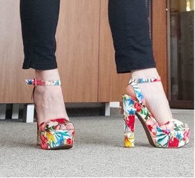 kvetinové sandálky značky Guess Garza - 10