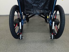 Odlehčený skládací elektrický invalidný vozík - 10
