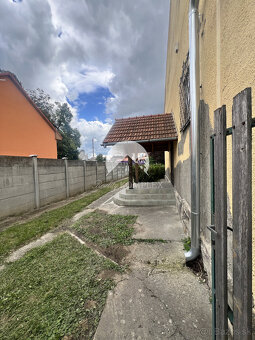 Starší rodinný dom s veľkým pozemkom na výnimočnom mieste v - 10
