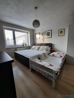 Predám kompletne zariadený 2-izbový byt  na starom sídlisku. - 10