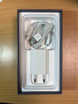 Apple iPhone 8 - 256GB + obal a príslušenstvo - 88% batéria - 10