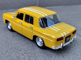 17 cm Renault 8 v mierke 1:24 -------- KOVOVÝ, NOVÝ - 10