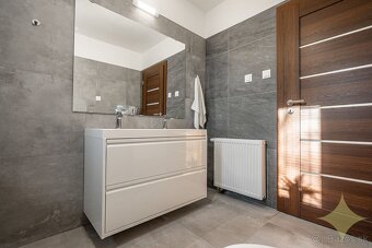REZERVOVANÉ - Dom kráľovských rozmerov. 7i Nová Baňa. - 10