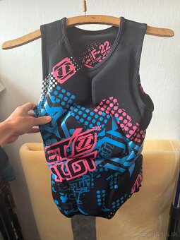 Wakeboard, topánky, vesta, prilba - 10