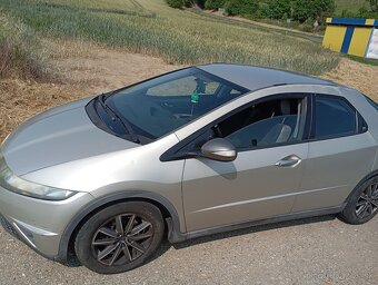 Predám Honda Civic 1.8 iVtec - 10