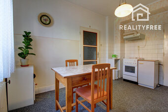 Na predaj 5-izbový rodinný dom s garážou na 954 m² pozemku - - 10