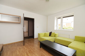 Predaj 7-izb. dom s bazénom na pozemku 561m2, Malé Leváre - 10